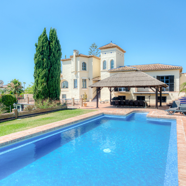 Prostorný sedm-ložnice, jižní čelí vila s výhledem na moře, se nachází v fantastické oblasti Estepona