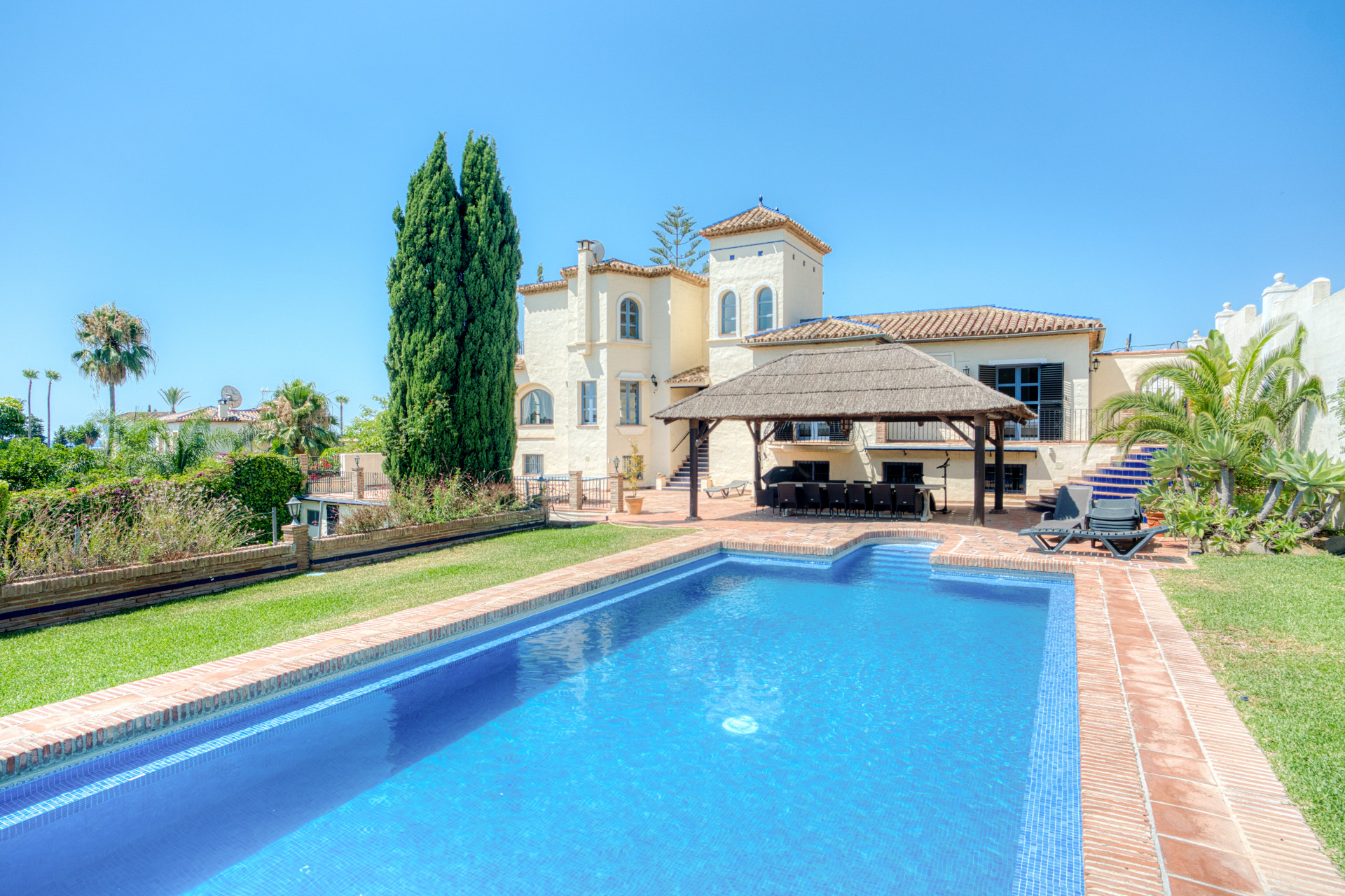 Prostorny sedm loznice jizni celi vila s vyhledem na more se nachazi v fantasticke oblasti Estepona