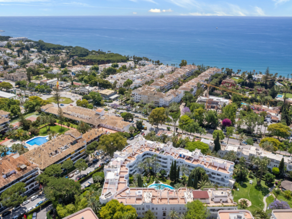 Působivý tři ložnice, jižní čelí duplexní byt v dobře známé a uzavřené komunity Marbella Real