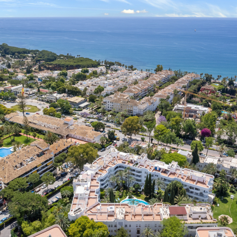 Působivý tři ložnice, jižní čelí duplexní byt v dobře známé a uzavřené komunity Marbella Real