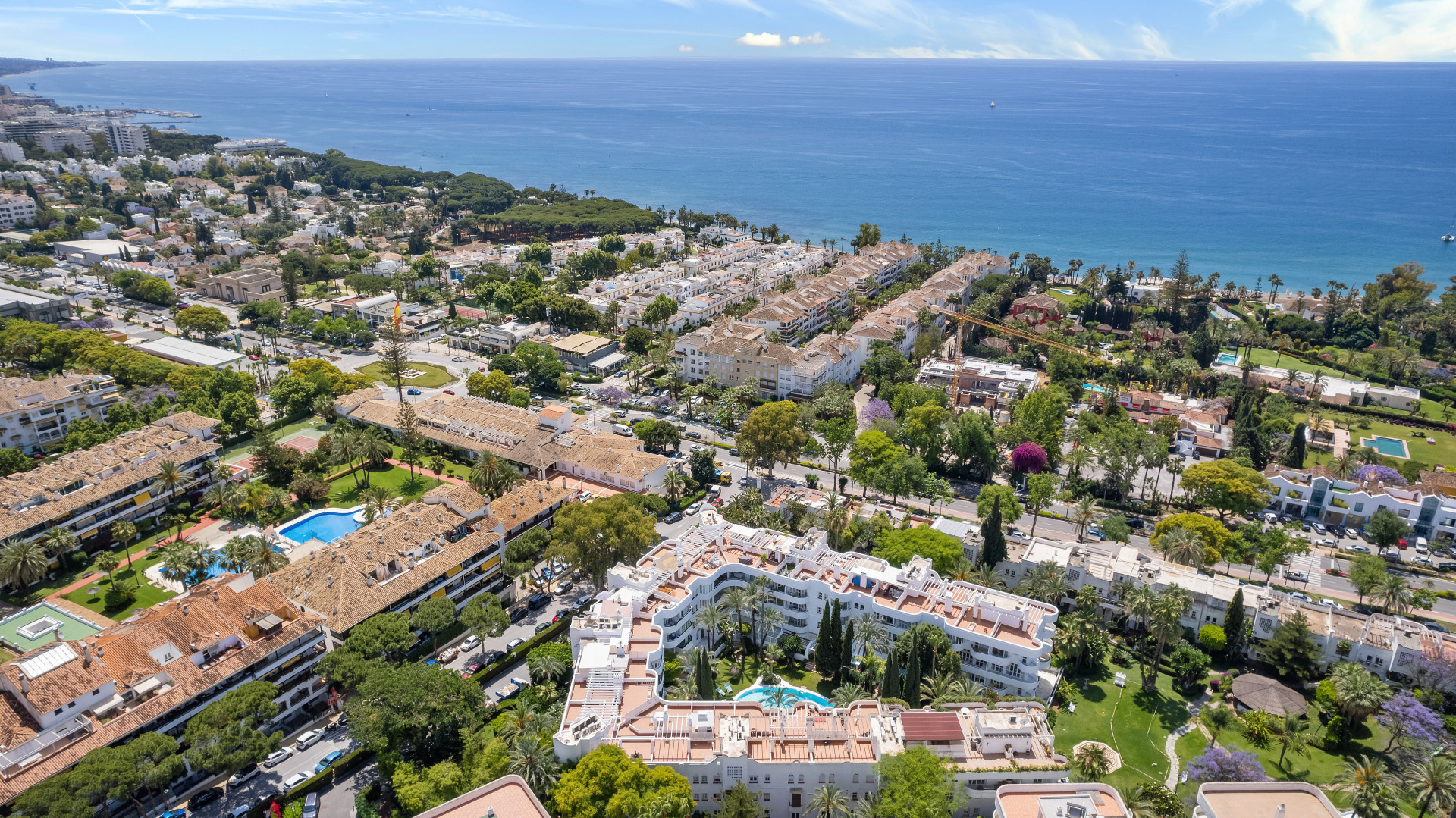 Pusobivy tri loznice jizni celi duplexni byt v dobre zname a uzavrene komunity Marbella Real