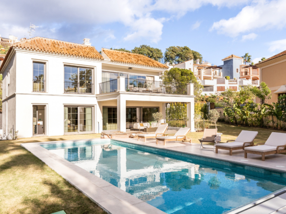 Refined contemporary residence set within the prestigious Los Arqueros community in Benahavís