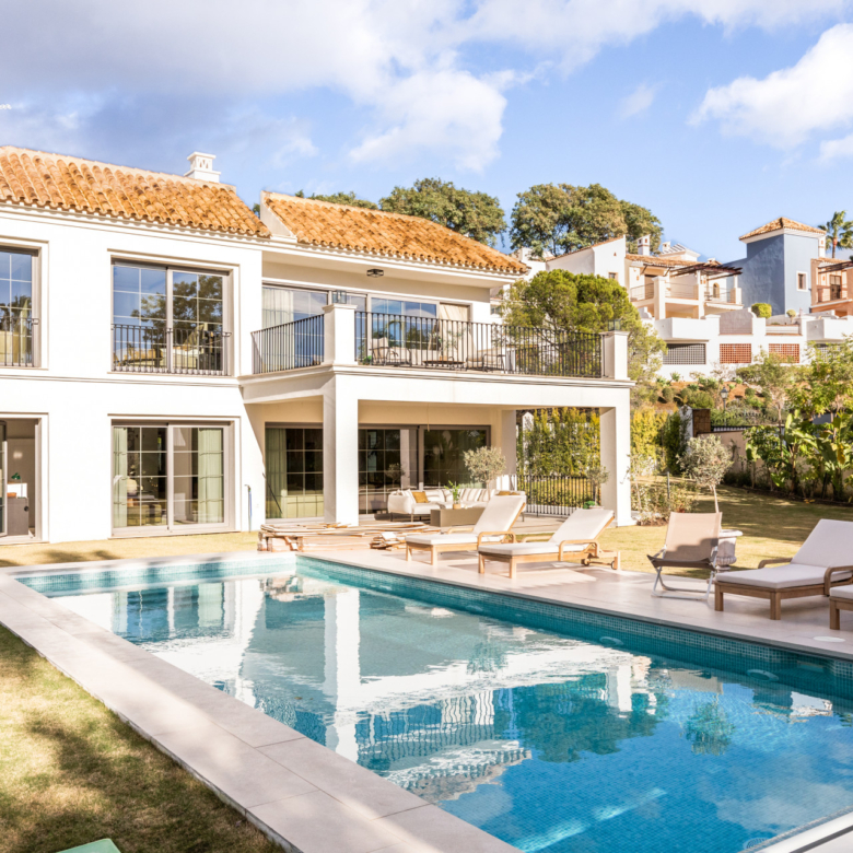 Refined contemporary residence set within the prestigious Los Arqueros community in Benahavís