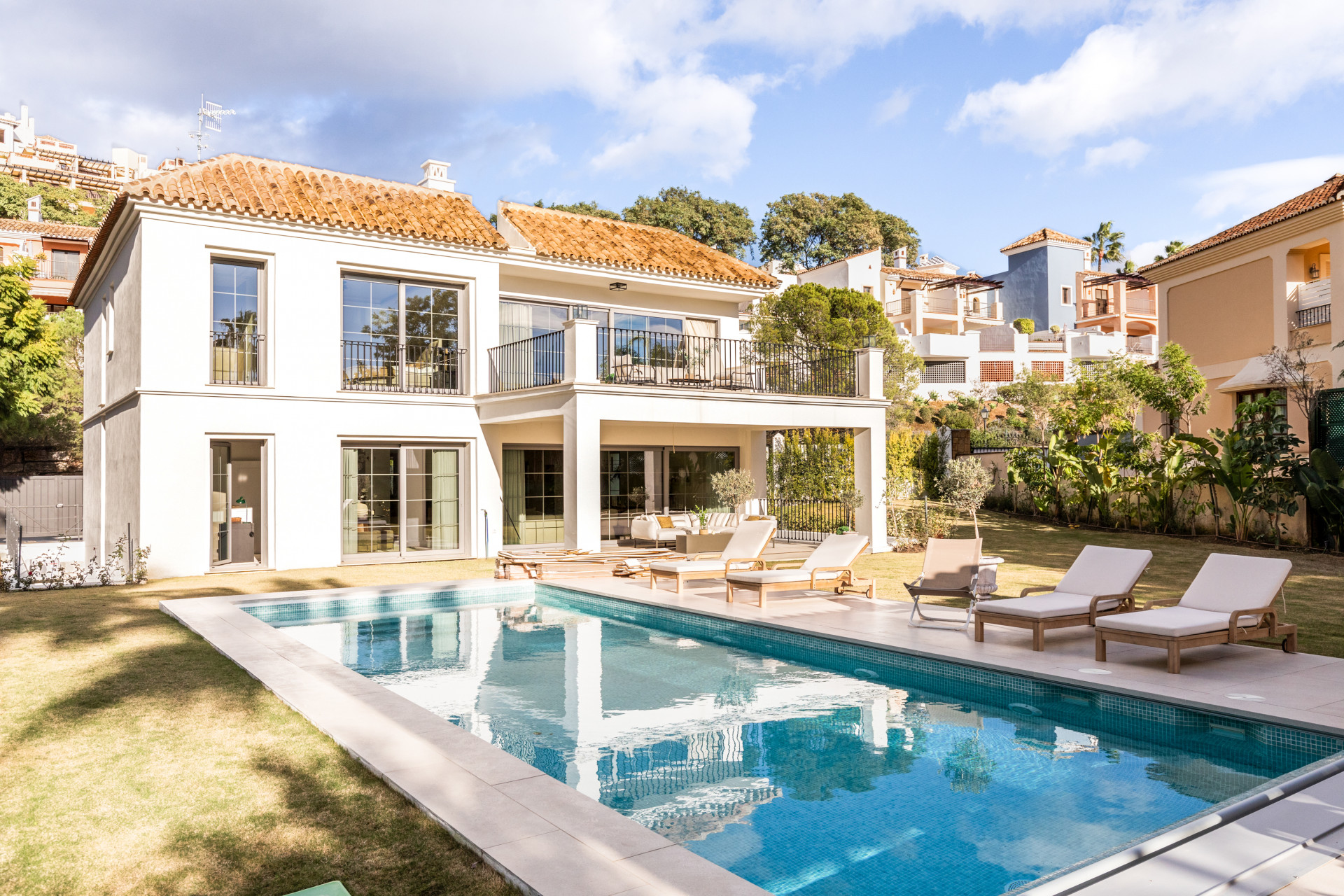 Refined contemporary residence set within the prestigious Los Arqueros community in Benahavis