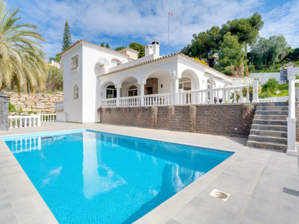 Reforma příležitost - Jih čelí, čtyři ložnice Villa se nachází v El Paraiso s výhledem na moře