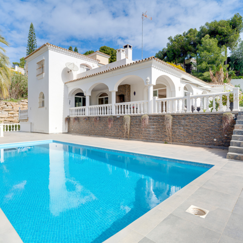 Reforma příležitost - Jih čelí, čtyři ložnice Villa se nachází v El Paraiso s výhledem na moře