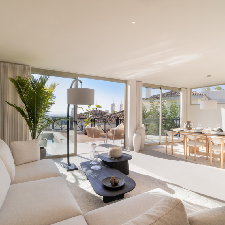 Renovated 3 Bedroom Apartment with private pool, sea & mountain views in Nueva Andalucía