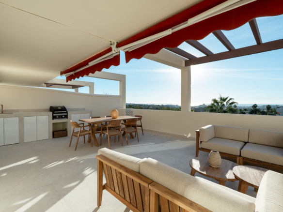 Renovated 3 Bedroom Apartment with sea & mountain views in Nueva Andalucía
