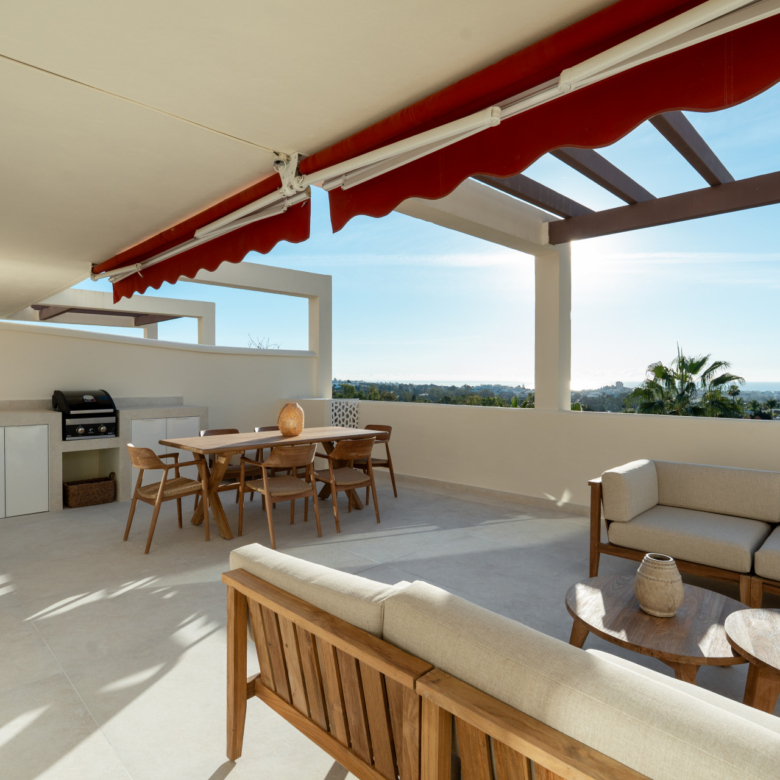 Renovated 3 Bedroom Apartment with sea & mountain views in Nueva Andalucía