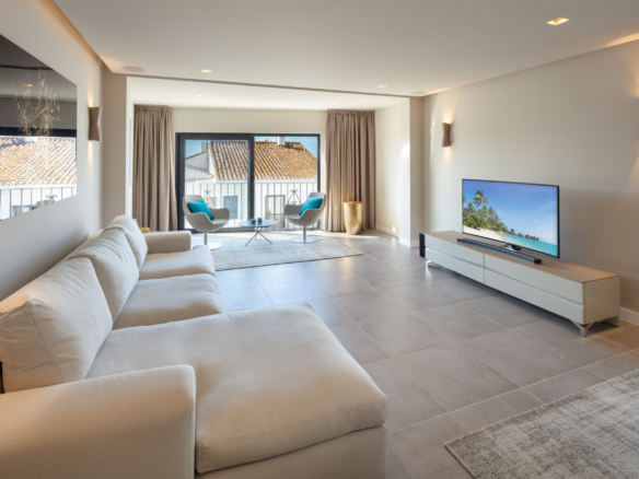Renovated apartment on the first line of Puerto Banus, with sea views