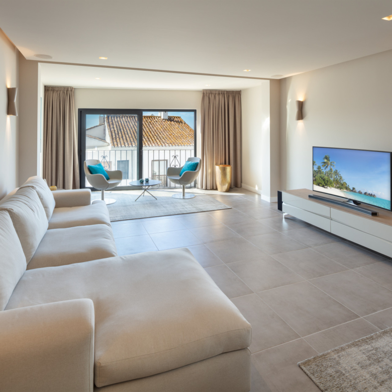 Renovated apartment on the first line of Puerto Banus, with sea views