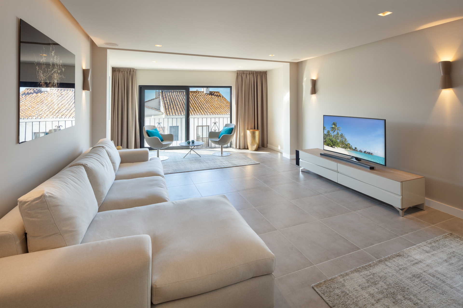Renovated apartment on the first line of Puerto Banus with sea views