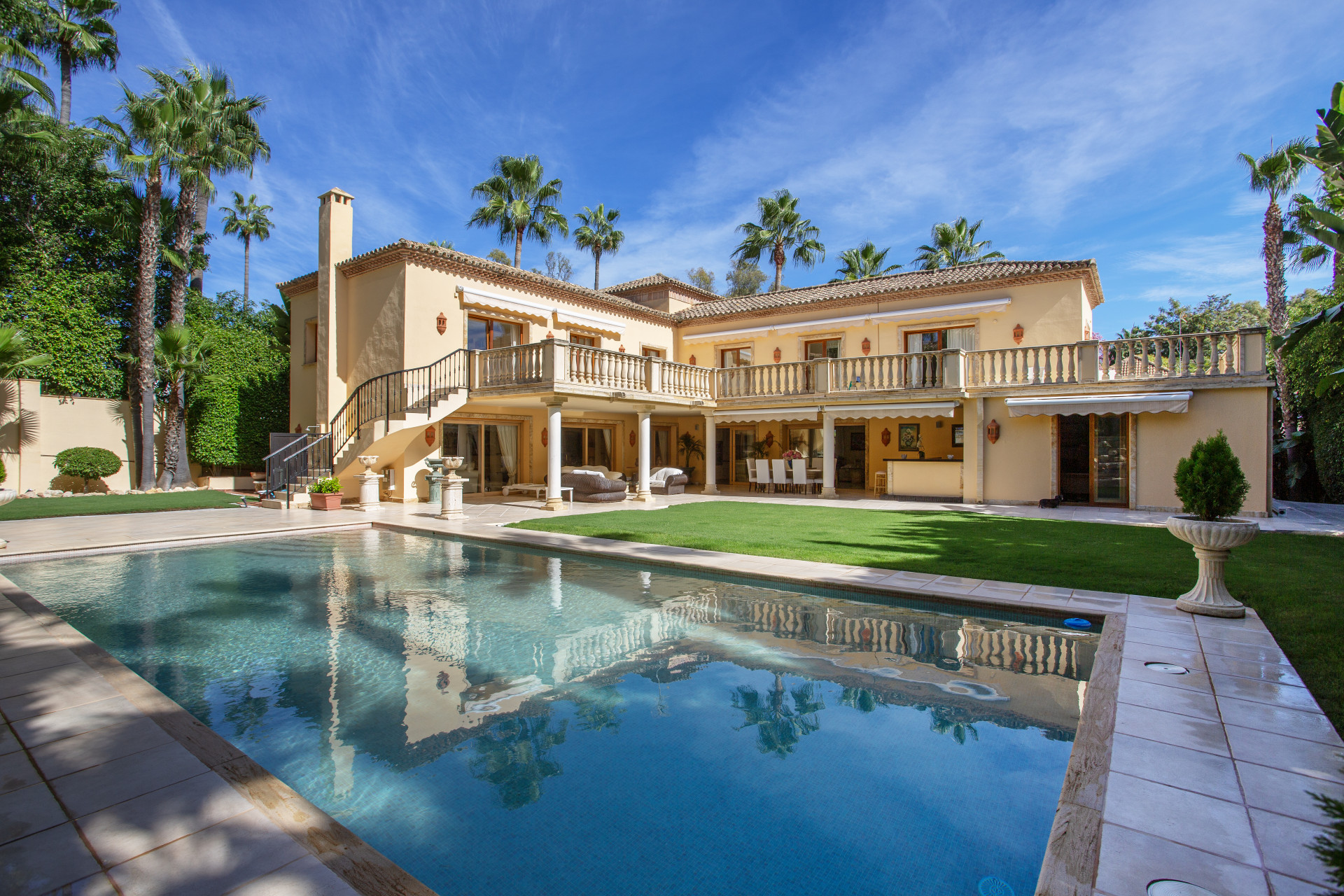 SPECTACULAR 5 BEDROOM LUXURY VILLA LOCATED IN NUEVA ANDALUCIA