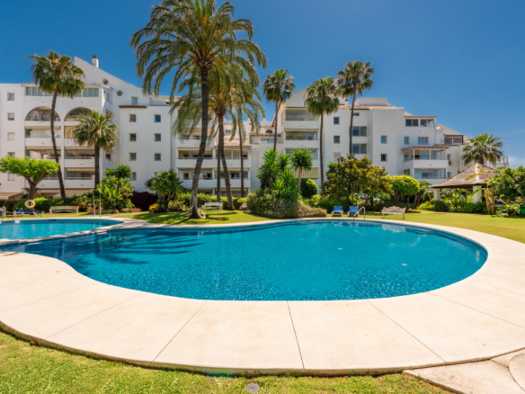 Saniertes Apartment mit Meer- und Bergblick in einer beliebten und einzigartigen Wohnanlage