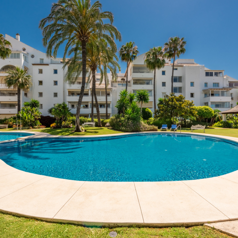 Saniertes Apartment mit Meer- und Bergblick in einer beliebten und einzigartigen Wohnanlage