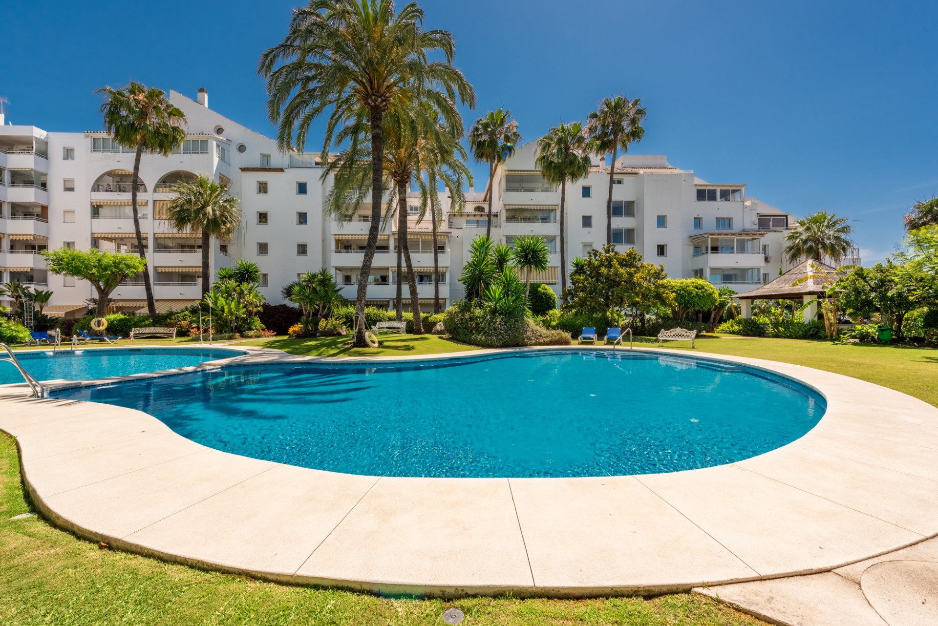 Saniertes Apartment mit Meer und Bergblick in einer beliebten und einzigartigen Wohnanlage