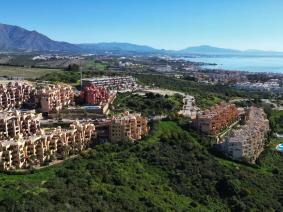Semi-Furnished Apartment in the Exclusive Urb. Coto Real