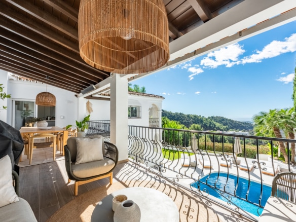 Semi-detached house with amazing viewings