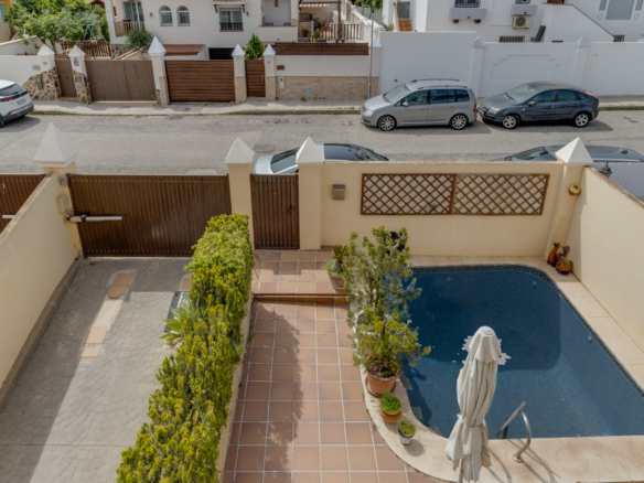 Semi-detached villa with private pool, large terrace and potential for 4 bedrooms in Alhaurín de la Torre