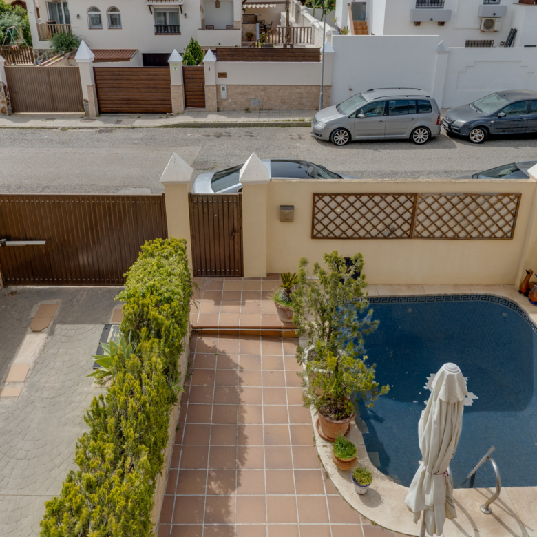 Semi-detached villa with private pool, large terrace and potential for 4 bedrooms in Alhaurín de la Torre