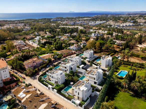 Seven luxury villas in a prime location close to the beach and Puerto Banús and in walking distance to Golf Club