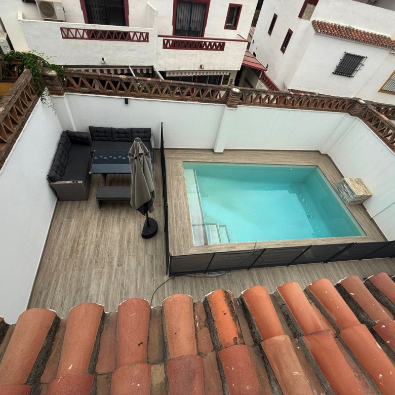 Spacious Corner 4-Bedroom Townhouse with Private Saltwater Pool