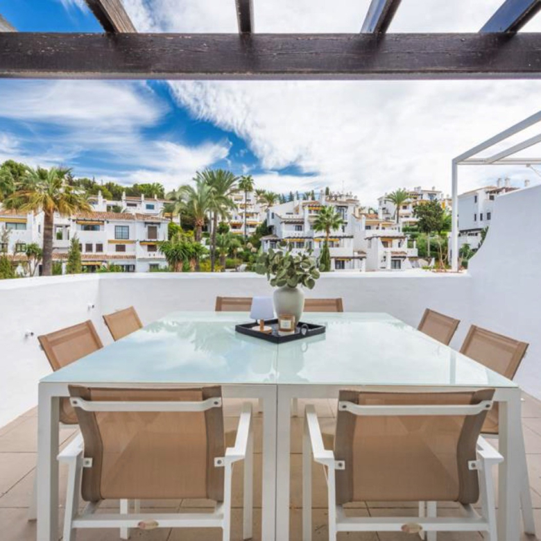 Spacious, light-filled two-bedroom penthouse in the exclusive Ivy Residence