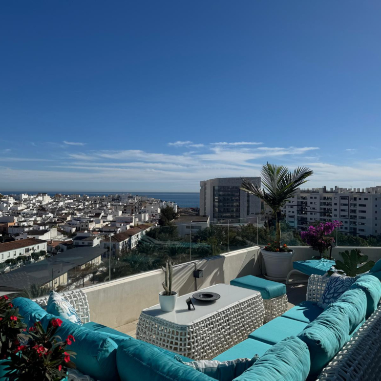 Spektakuläres, zeitgenössisches Penthouse mit Panoramablick auf das Meer und die Berge – Estepona Stadt