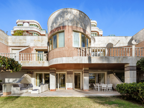 Splendid duplex in a historic residence in the center of Puerto Banus