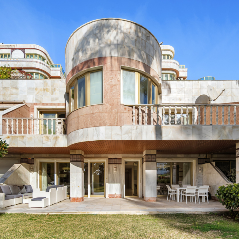 Splendid duplex in a historic residence in the center of Puerto Banus