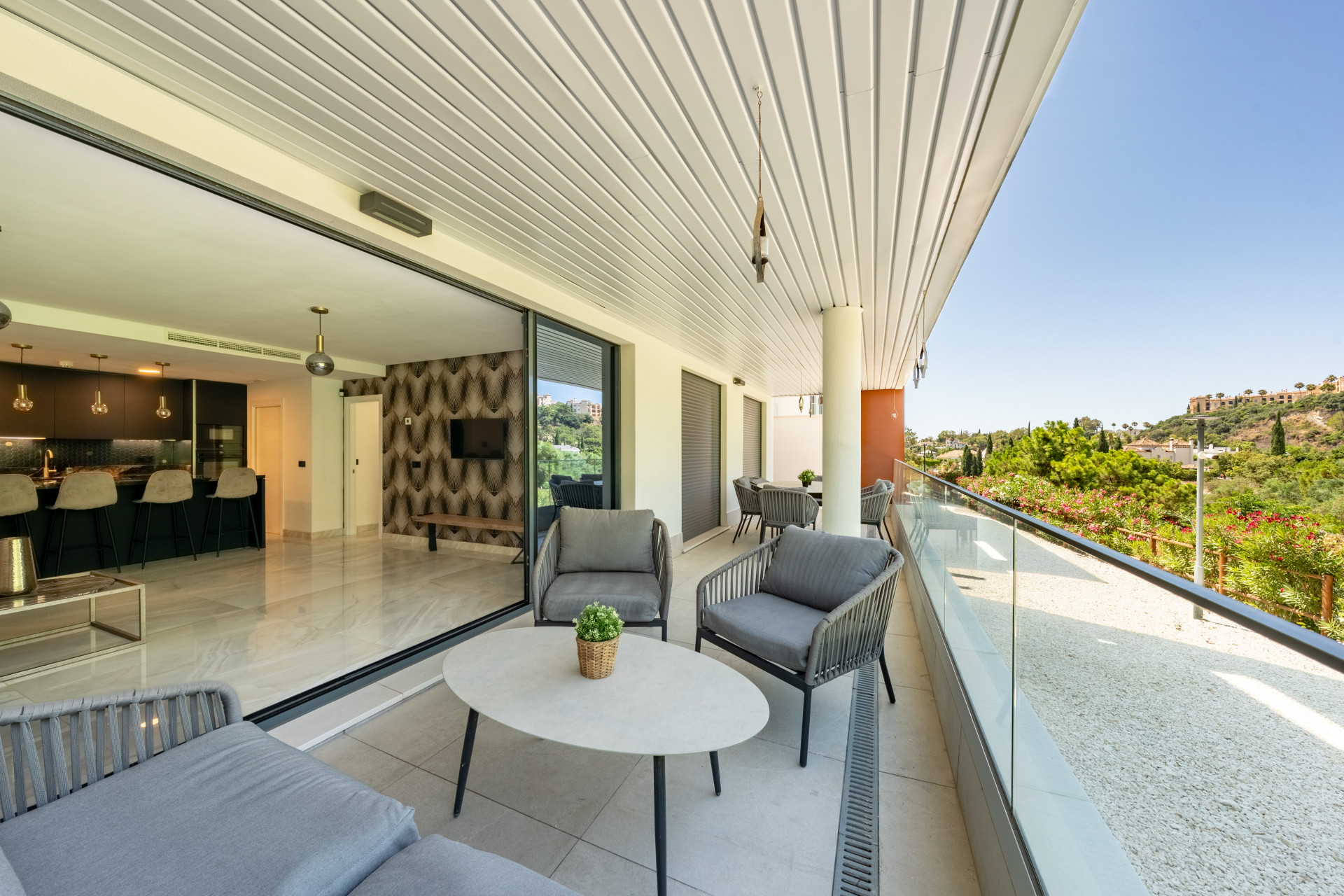 Stylish 3 Bedroom Apartment with Mountain Views With Rental License
