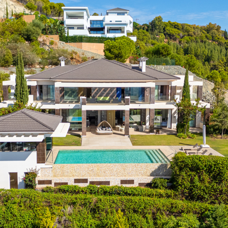 Stylish and modern luxury villa with panoramic sea views in La  Reserva del Alcuzcuz, Benahavis