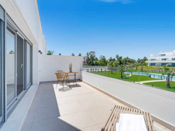 Stylový, jihozápadně s výhledem na dva ložnice apartmán se nachází v vyhledávané Gate komunita Acqua zahrady na Nové Zlaté míle, Estepona