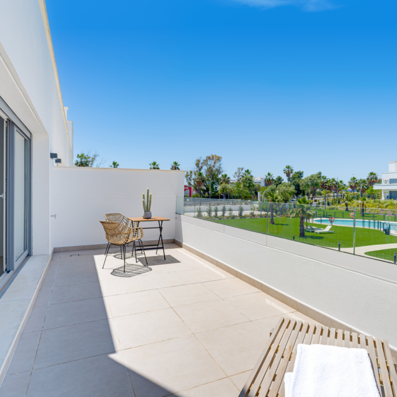 Stylový, jihozápadně s výhledem na dva ložnice apartmán se nachází v vyhledávané Gate komunita Acqua zahrady na Nové Zlaté míle, Estepona
