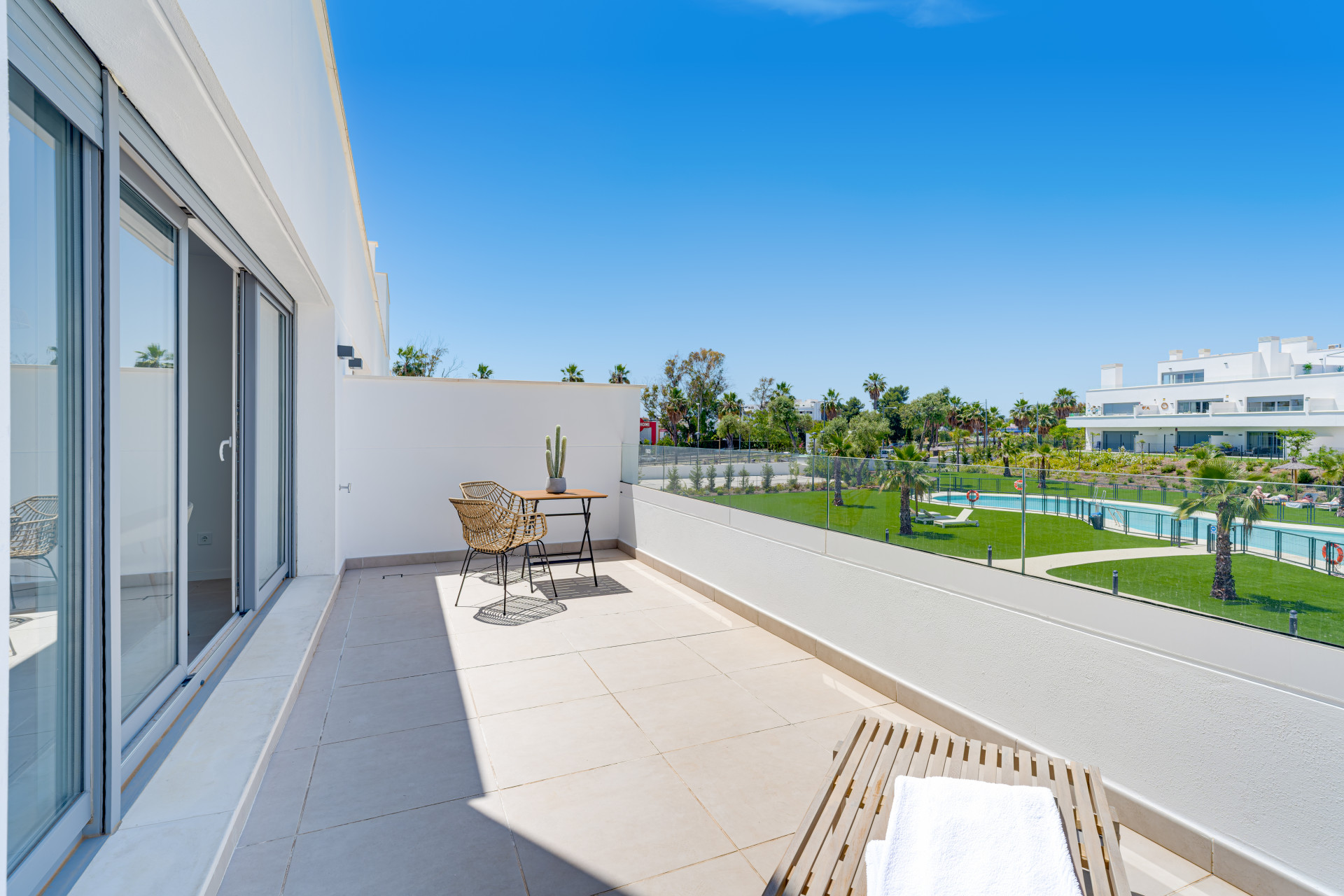 Stylový, jihozápadně s výhledem na dva ložnice apartmán se nachází v vyhledávané Gate komunita Acqua zahrady na Nové Zlaté míle, Estepona