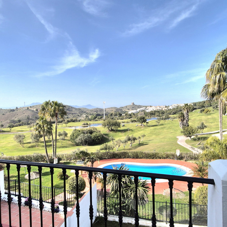 Townhouse with Panoramic Views and Solarium in Alhaurín Golf.