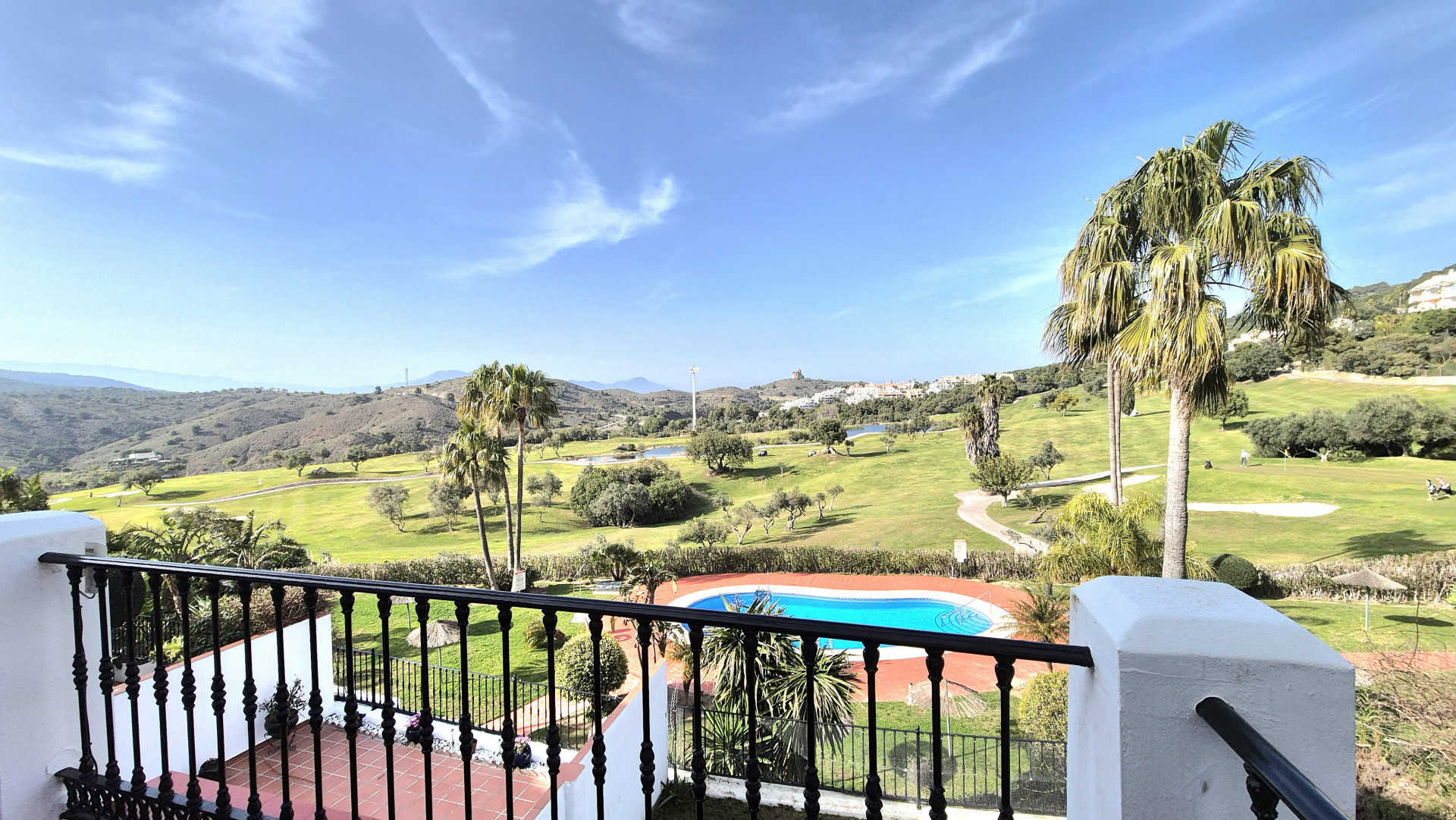 Townhouse with Panoramic Views and Solarium in Alhaurin Golf