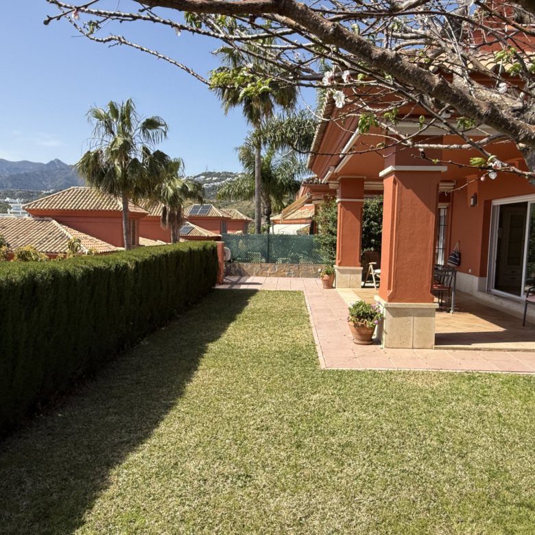 Townhouse with private garden in Santa Clara Golf