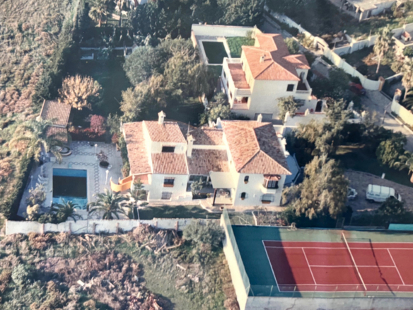 Unique Investment Opportunity in Estepona: Luxury Villa Near the Beach