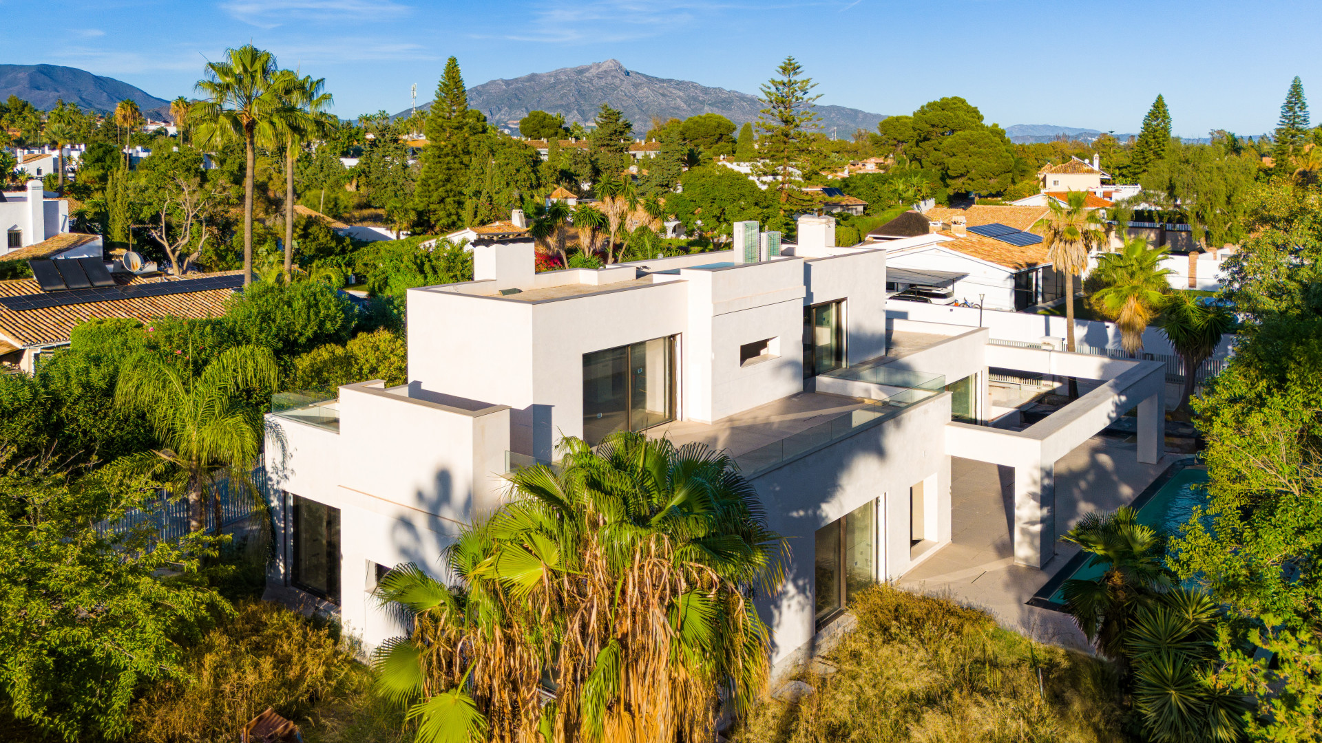 Villa Maya je nádherná čtyřpokojová moderní plážová vila, v současné době ve výstavbě na okraji Guadalmina Baja