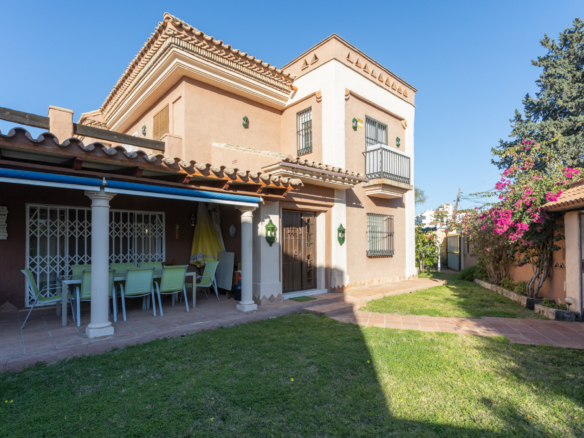Villa for Sale in Las Petunias, San Pedro de Alcántara – Excellent Investment Opportunity