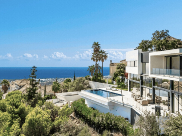Villa in Altos de Los Monteros, Marbella with Exceptional Design