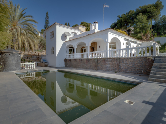 Villa independiente en Paraíso Alto con gran parcela y múltiples posibilidades