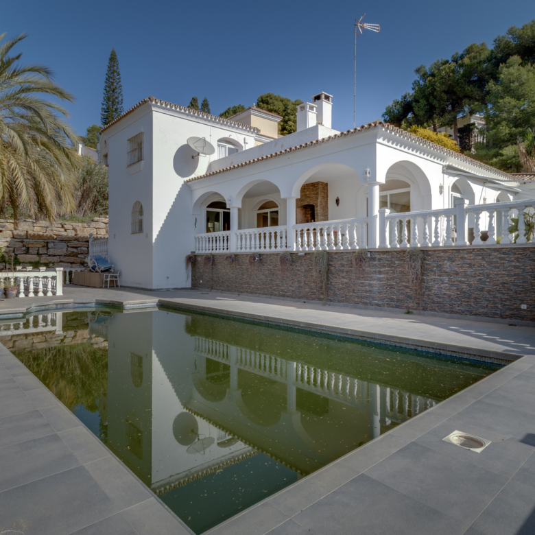 Villa independiente en Paraíso Alto con gran parcela y múltiples posibilidades