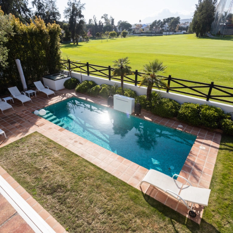 Villa with private pool on the golf course front line – Isla de Guadalmina, Guadalmina Alta