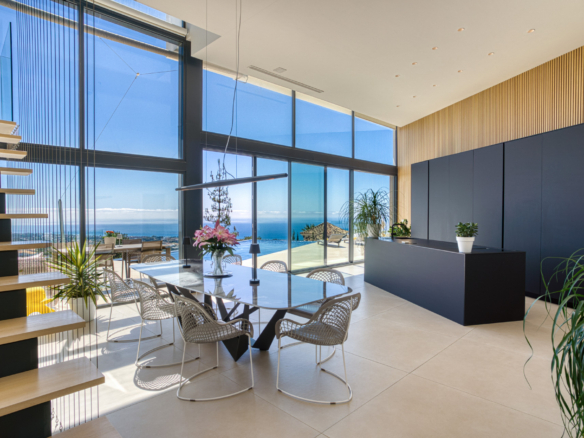 Vynikající, pět ložnice Villa se nachází v Altos de Los Monteros s panoramatickým výhledem na moře