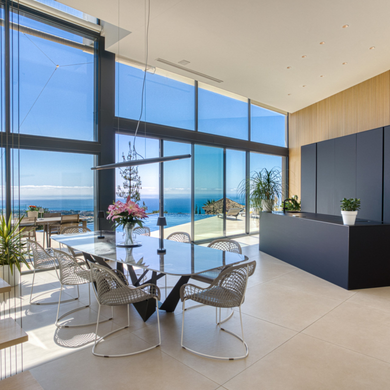 Vynikající, pět ložnice Villa se nachází v Altos de Los Monteros s panoramatickým výhledem na moře