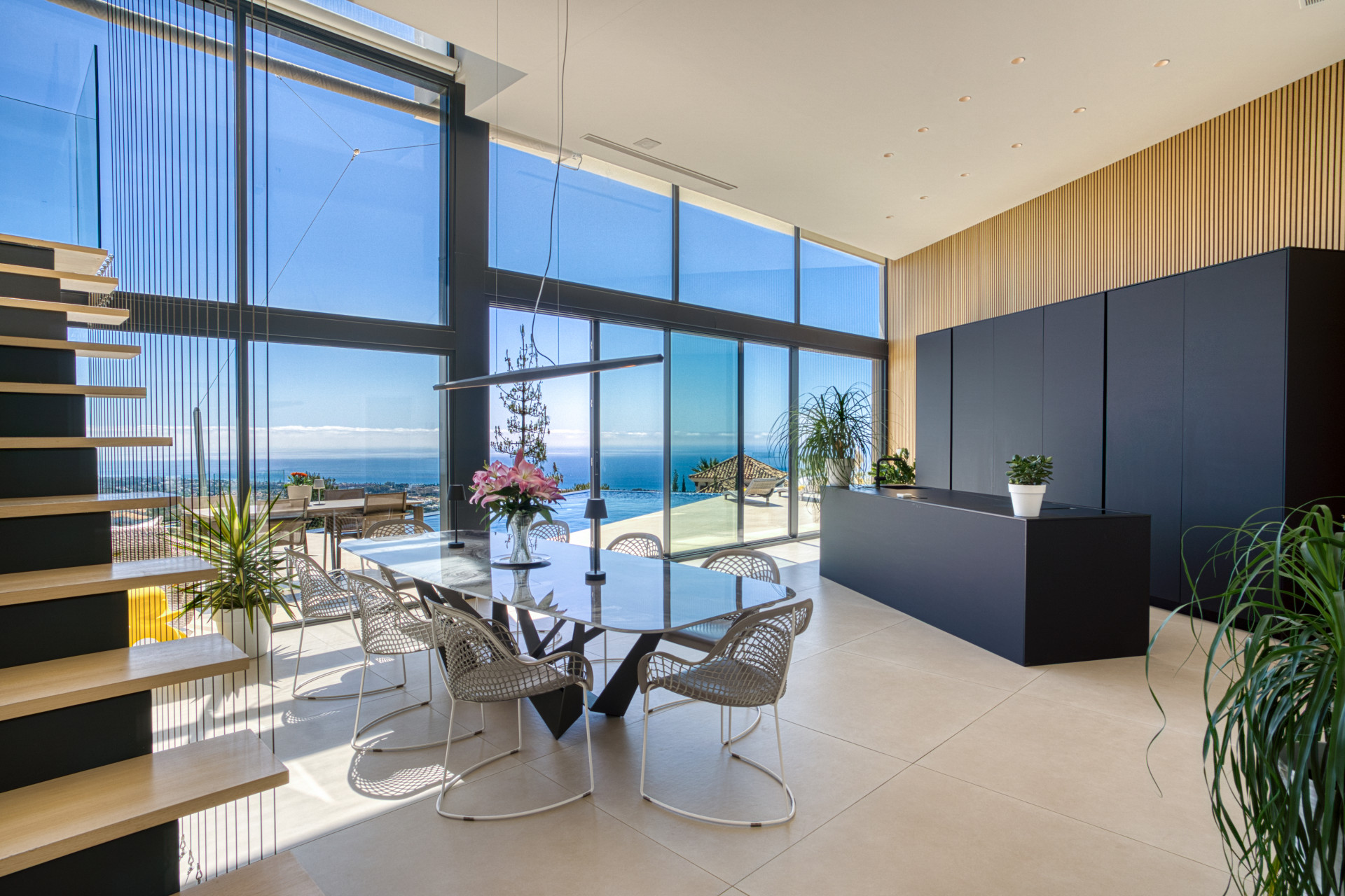 Vynikajici pet loznice Villa se nachazi v Altos de Los Monteros s panoramatickym vyhledem na more