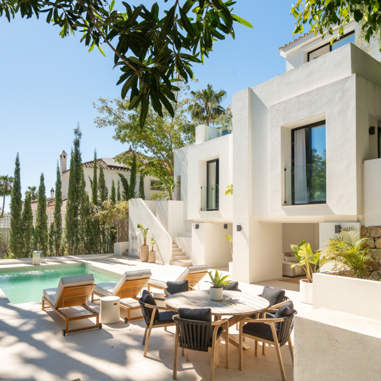 Welcome to Villa Lucalle, a contemporary masterpiece located in the picturesque grounds of Los Naranjos Hill Club in La Cerquilla, Nueva Andalucía.