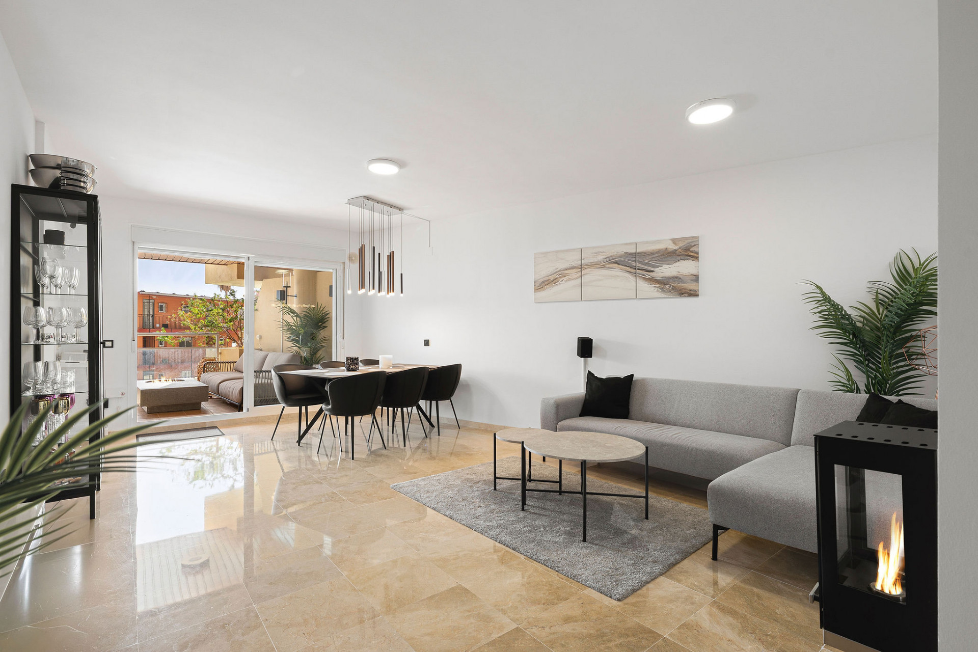 Welcome to this apartment in Torreblanca situated just 200 meters from the beach